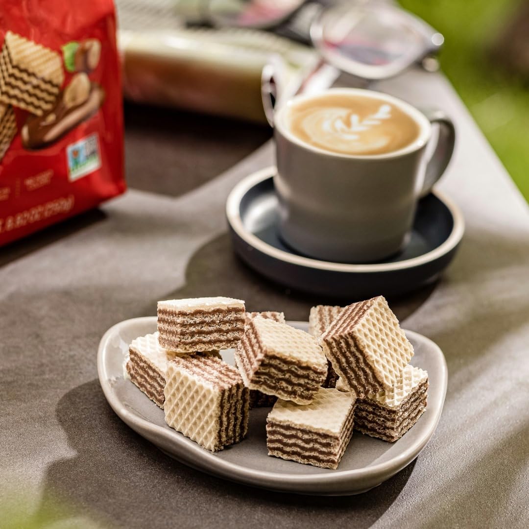 Loacker, Quadratini Napolitaner, Cubetti di Wafer Fragranti Farciti con 4 Strati di Crema di Nocciole 100% Italiane, Pratica Confezione Apri e Chiudi, Merenda Snack e Dessert, 1 Confezione da 250 g