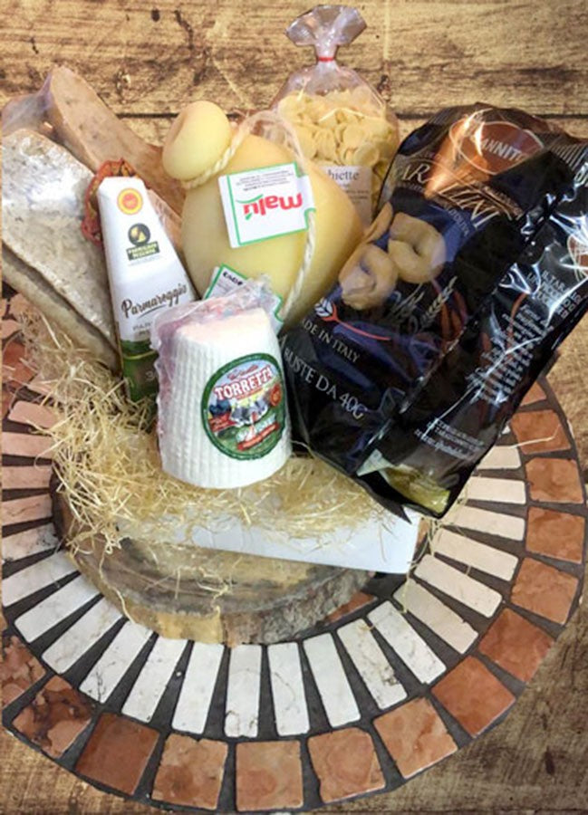 Box convenienza MadeInPuglia: Caciocavallo, Ricotta Marzotica, Friselle integrali, Tarallini, Orecchiette + Parmigiano Reggiano