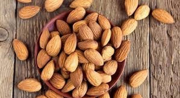 Mandorle naturali sgusciate intere crude qualità extra 1kg