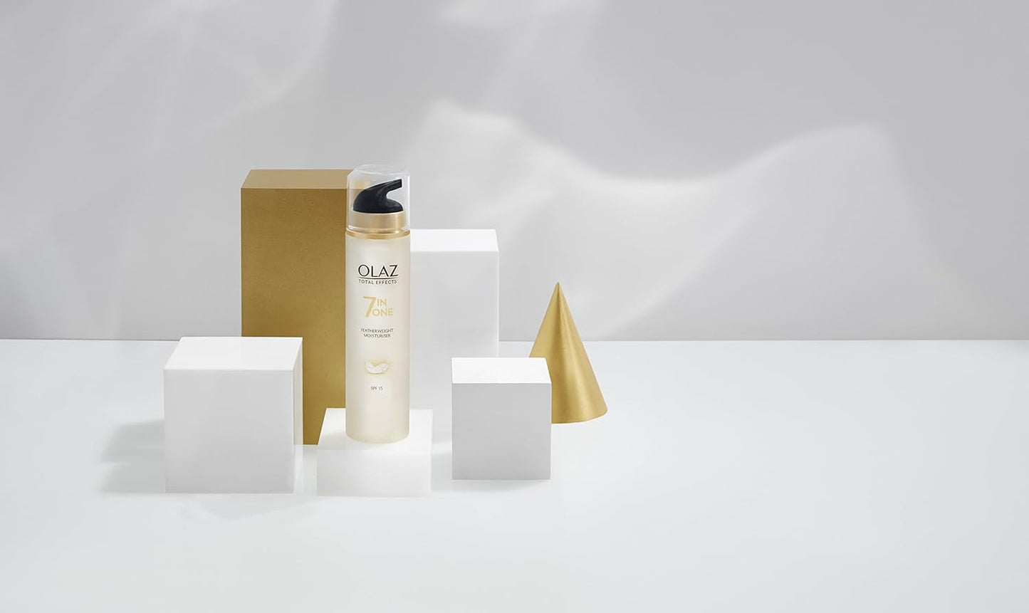 Olaz Total Effects Crema Viso Idratante Giorno Antirughe, 7 Benefici in 1, Protezione Solare SPF15, Texture Leggera, non Unge, con Niacinamide, Vitamina C e Vitamina E, Profumo Delicato - 50 ml