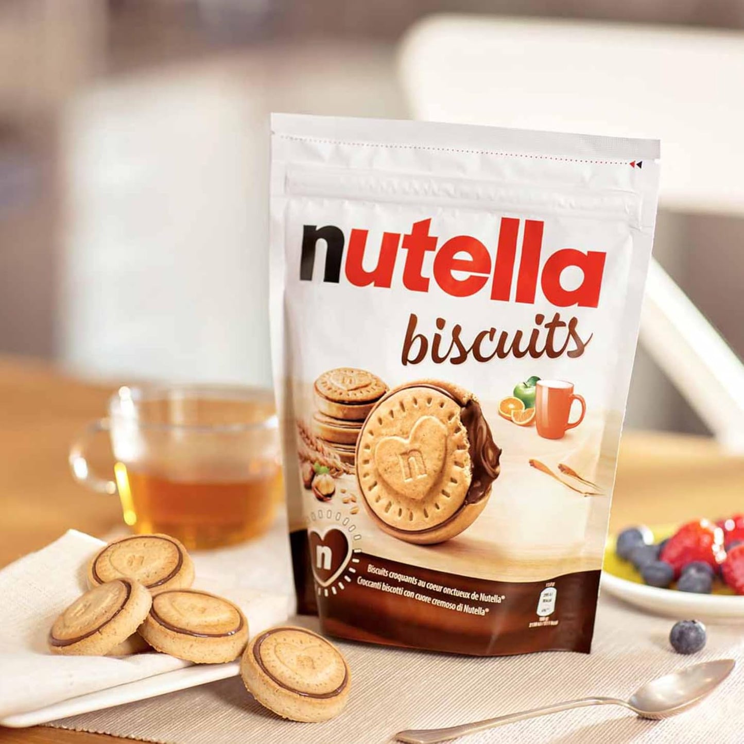 Nutella Biscuits - Croccanti Biscotti con un Cremoso Ripieno di Nutella, con Farina di Frumento e Zucchero di Canna, Ideali come Colazione, Snack e Merenda, Confezione da 304 gr