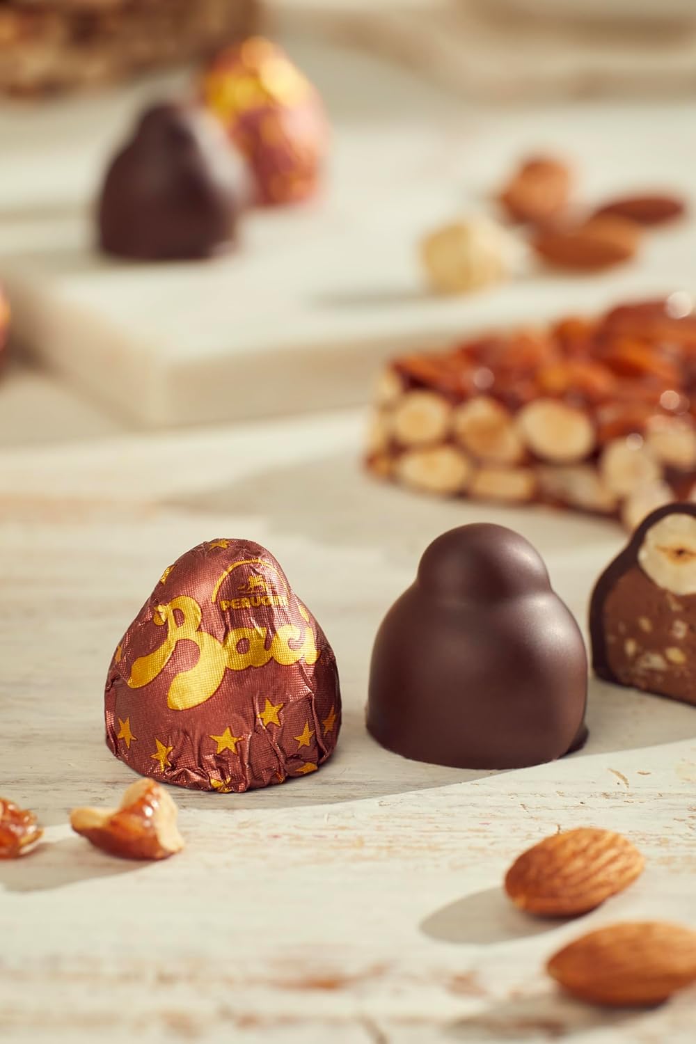 BACI PERUGINA Uovo di Pasqua 2025 Cioccolato Caramellato alle Mandorle con Sorpresa e 4 Cioccolatini 265g