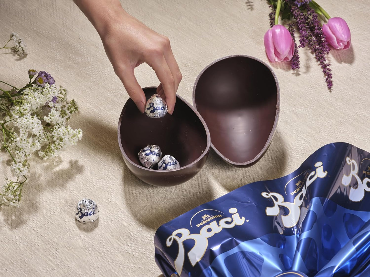 BACI PERUGINA Uovo di Pasqua 2025 Cioccolato Fondente Extra con Sorpresa e 4 Cioccolatini 265g (Confezione da 2)