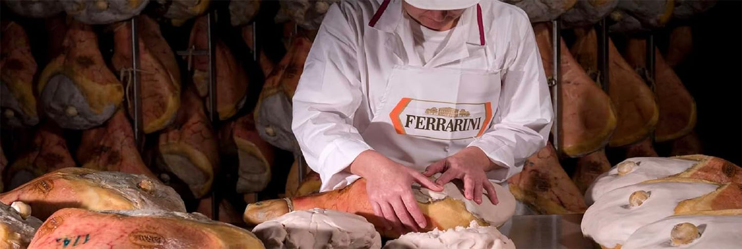 Ferrarini Prosciutto Crudo Stagionato Dolce Riserva Senza Osso, Crudo Stagionatura Min. 10 Mesi Pulito a Coltello, Forma Piatta, Peso Variabile, Per Gastronomie/Ristorazione, Pezzatura Tra 5,5 e 6,2Kg