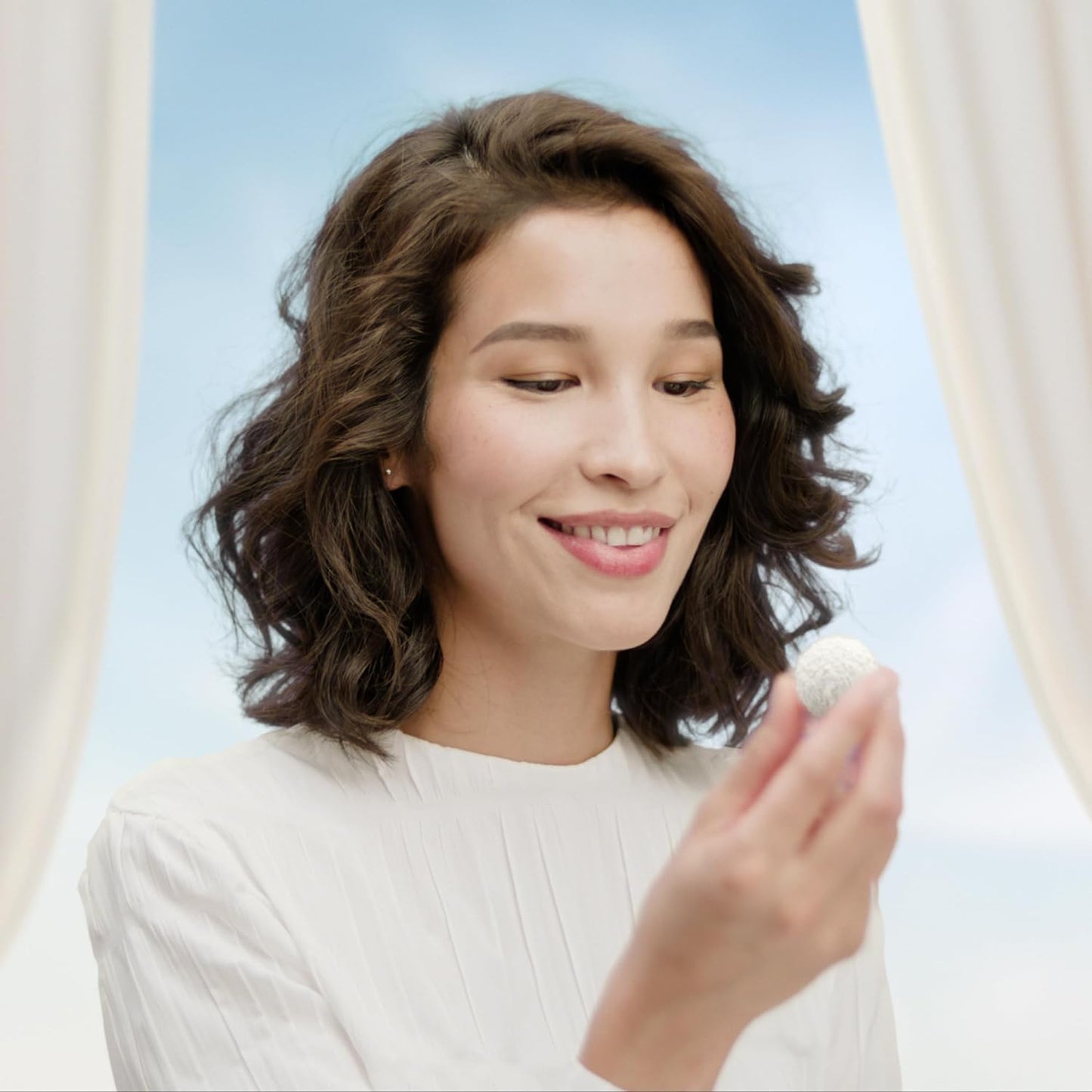 Raffaello, 18 Specialità al Cioccolato Bianco Ricoperto di Scaglie di Cocco, all'Interno un Cremoso Ripieno e una Mandorla Intera, Idea Regalo, Confezione da 324 gr