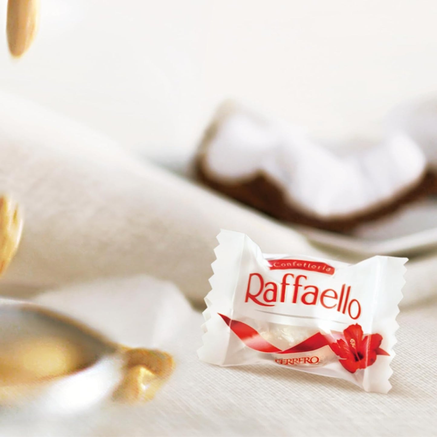 Raffaello, 18 Specialità al Cioccolato Bianco Ricoperto di Scaglie di Cocco, all'Interno un Cremoso Ripieno e una Mandorla Intera, Idea Regalo, Confezione da 324 gr